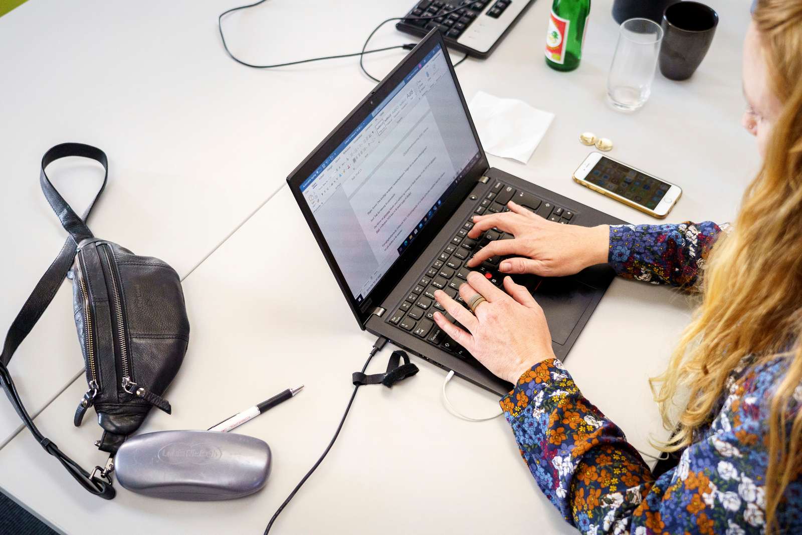 Kvinde der sidder ved computer